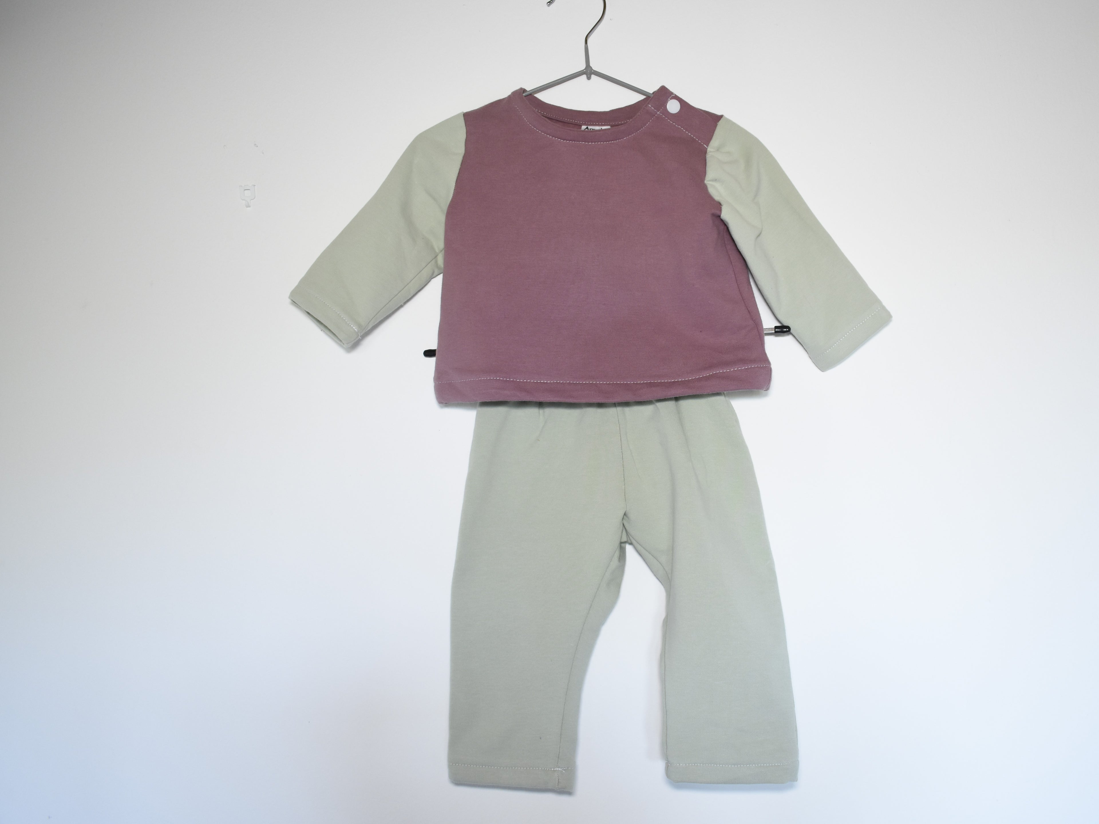 Sudadera Infantil de Algodón Orgánico Rosa con Mangas Verde