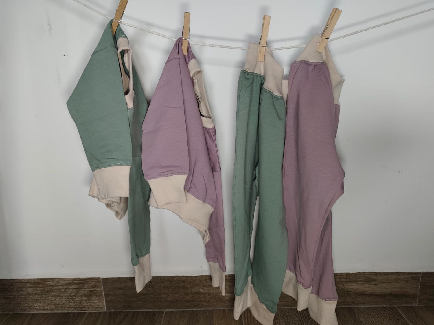 Sudadera Infantil de Algodón Orgánico Verde con Puños