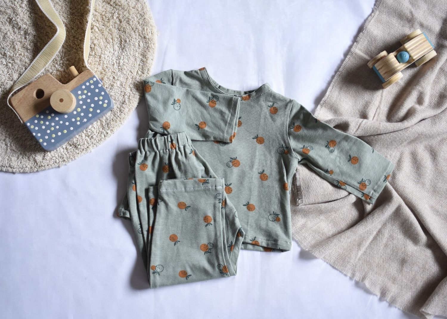 Sudadera Infantil de Algodón Orgánico Verde con Naranjas