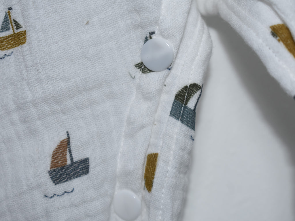 Peto Infantil de Algodón Orgánico Blanco con Barcos