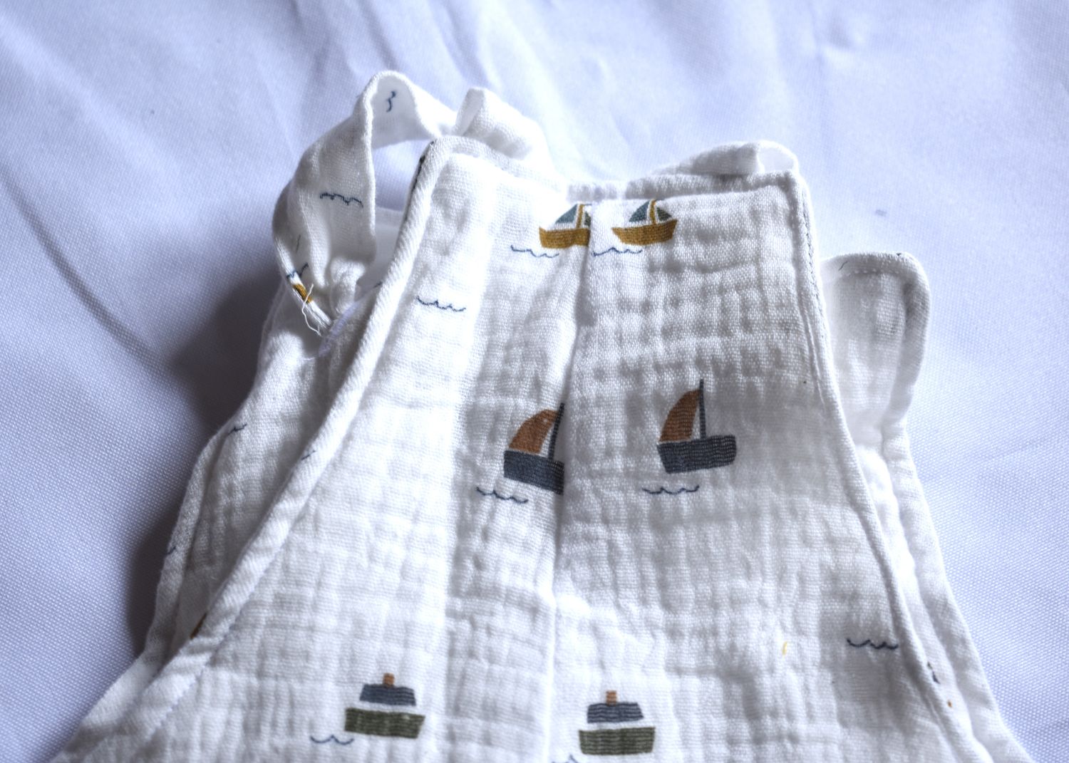Peto Infantil de Algodón Orgánico Blanco con Barcos