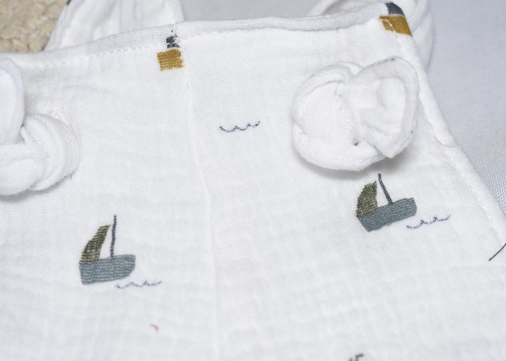 Peto Infantil de Algodón Orgánico Blanco con Barcos