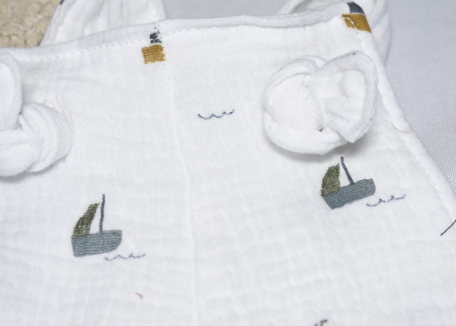 Peto Infantil de Algodón Orgánico Blanco con Barcos