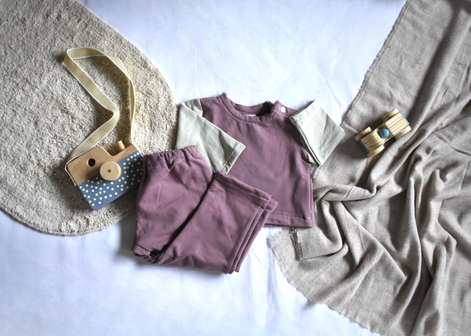 Sudadera Infantil de Algodón Orgánico Rosa con Mangas Verde