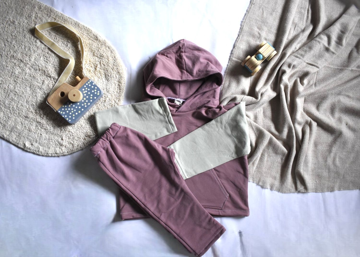 Sudadera Infantil de Algodón Orgánico Rosa con Mangas Verde
