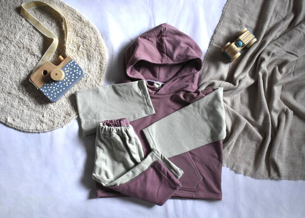 Sudadera Infantil de Algodón Orgánico Rosa con Mangas Verde