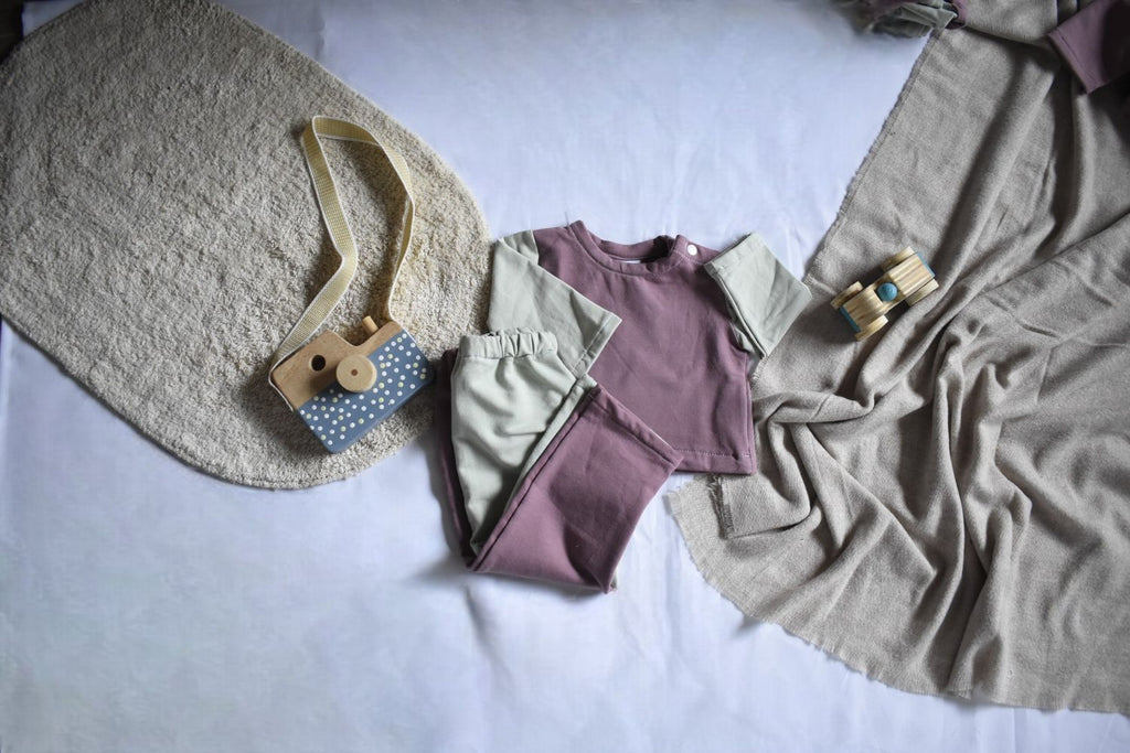Sudadera Infantil de Algodón Orgánico Rosa con Mangas Verde