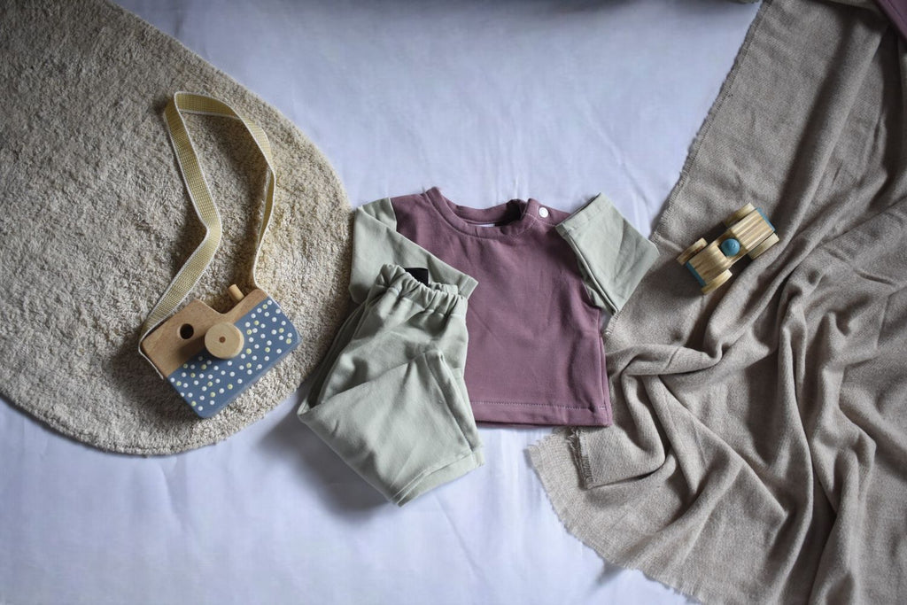 Sudadera Infantil de Algodón Orgánico Rosa con Mangas Verde