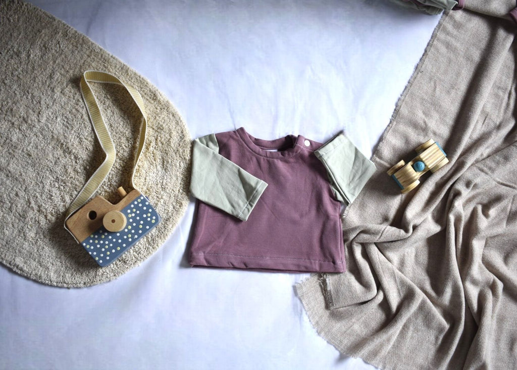 Sudadera Infantil de Algodón Orgánico Rosa con Mangas Verde