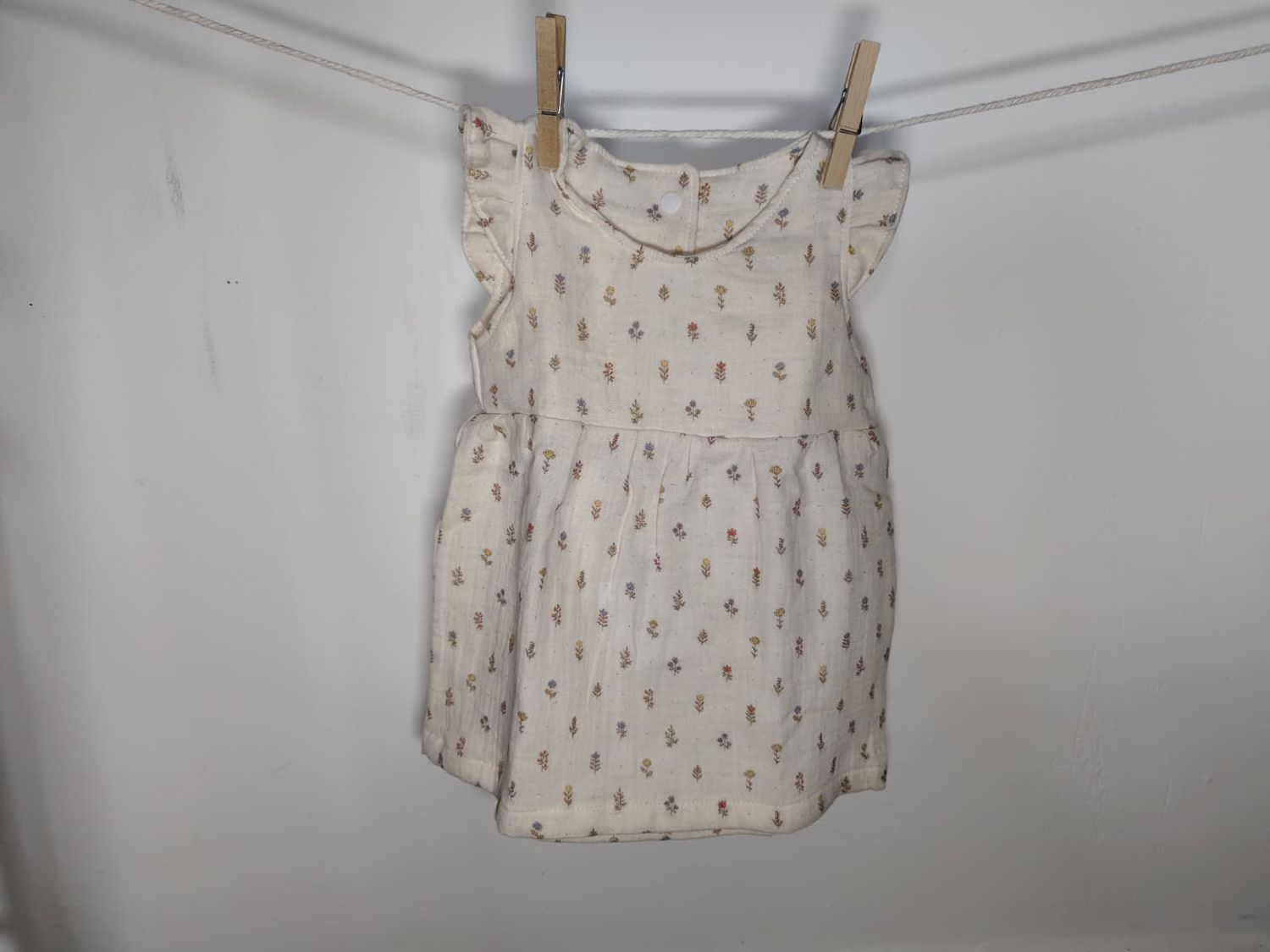 Vestido  Infantil de Algodón Orgánico Blanco Roto de Flores - Manga Corta