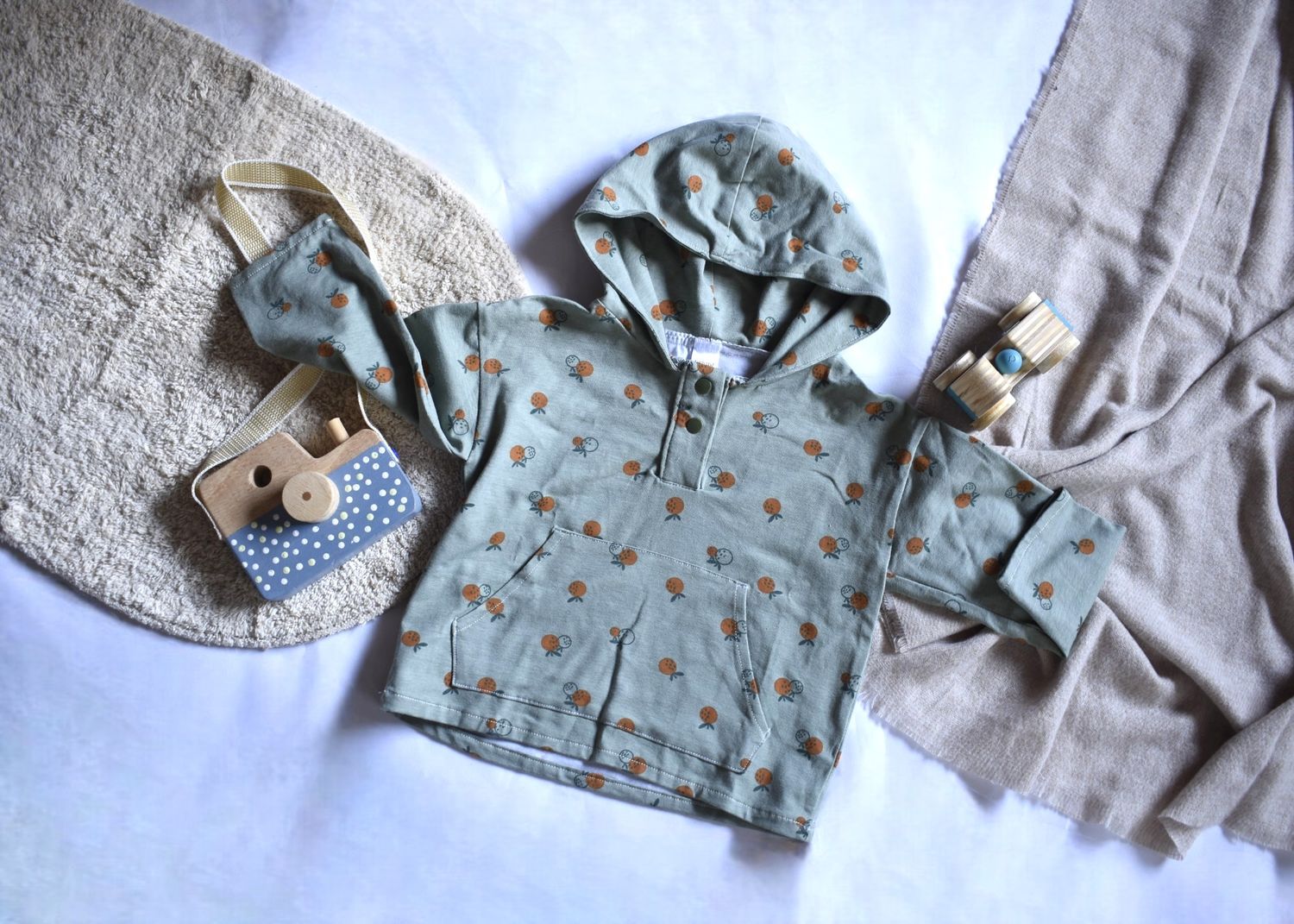 Sudadera Infantil de Algodón Orgánico Verde con Naranjas